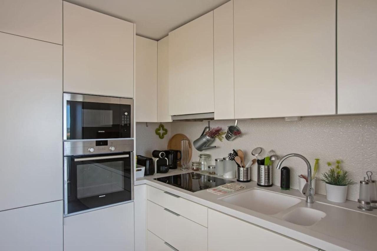 Magnificent 1 Bedroom Apartment With Views Over The Ocean Коста да Капарика Екстериор снимка